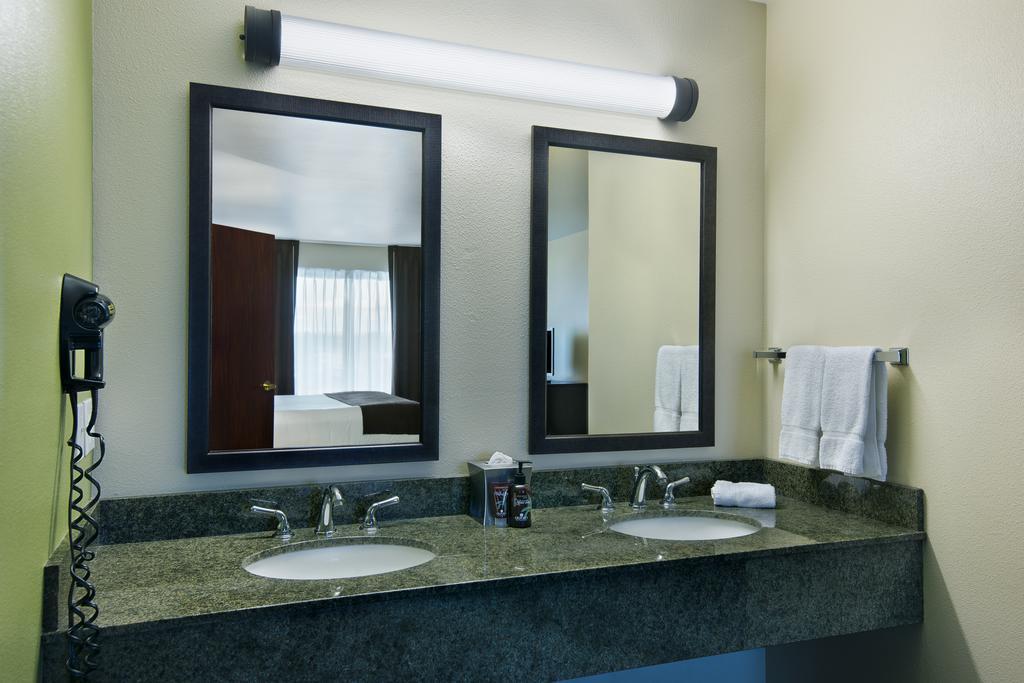Oxford Suites Хермистън Екстериор снимка