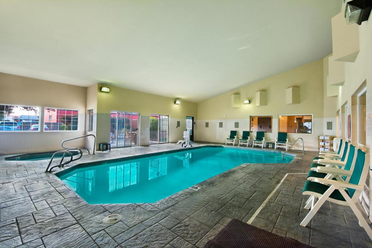 Oxford Suites Хермистън Екстериор снимка